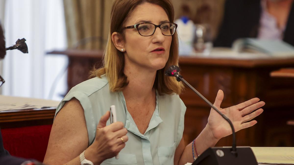 Mari Carmen de España, portavoz municipal del PP, en un Pleno del Ayuntamiento de Alicante