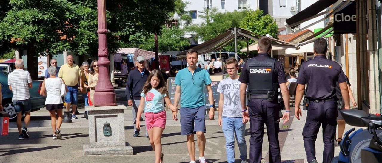 Dos de los agentes uniformados que ayer patrullaban la ciudad. | // M. MÉNDEZ