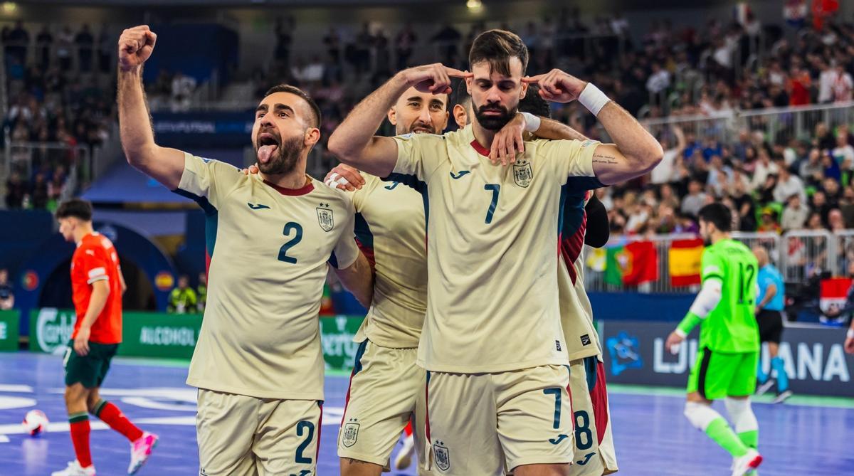 El ala montoreño Cecilio, a la izquierda con el número dos, celebra uno de los goles marcados por España en la final del Europeo.