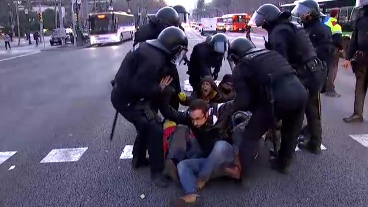 Los Mossos desalojan a los manifestantes que cortaban la Diagonal durante la huelga del 21-F.