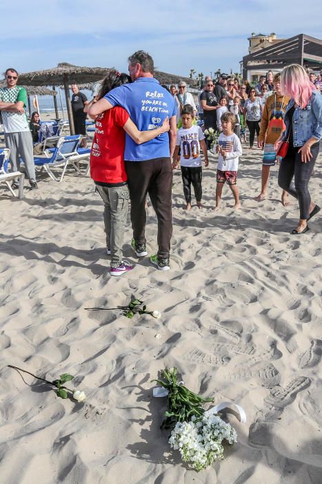 Vecinos de Orihuela Costa rinden homenaje al niño fallecido tras chocar con otro mientras jugaba