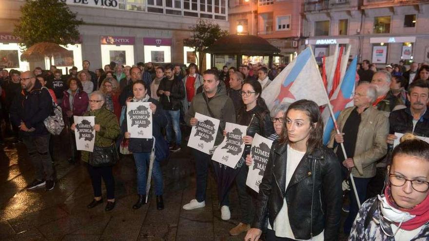 Asistentes a la concentración de Vilagarcía, en la Praza de Galicia. // Noé Parga