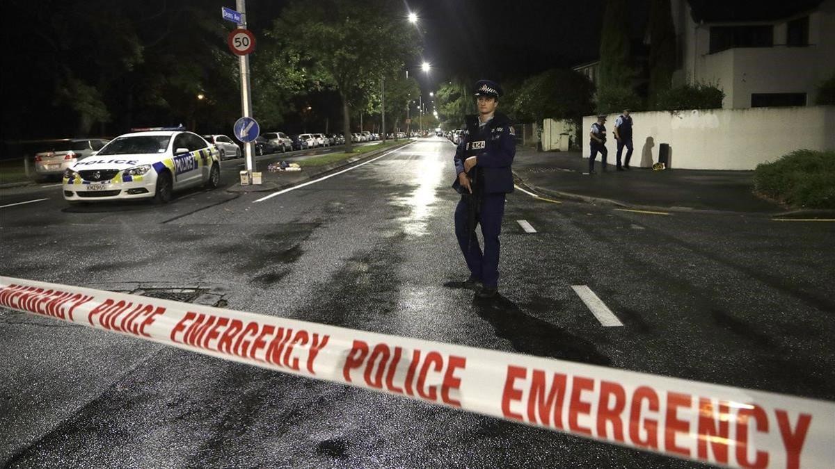 Cordón policial entorno a una de las mezquitas atacadas en Christchurch, Nueva Zelanda.