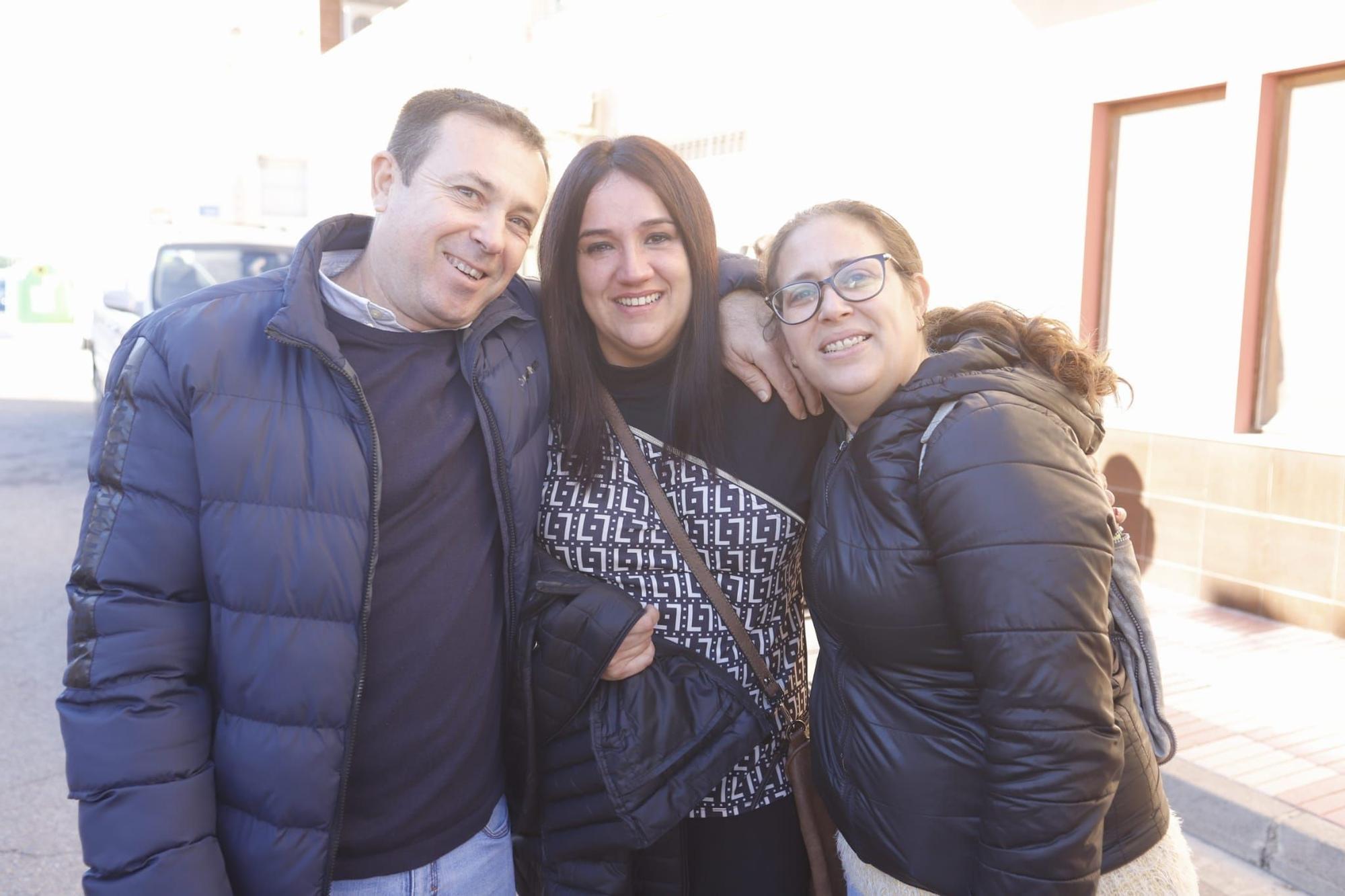 Festejando el tercer premio en las puertas de un bar de Tavernes de la Valldigna