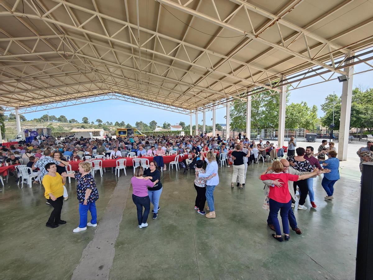 Jubilados se reunieron este domingo en el recinto festivo de l'Alcora con motivo de las fiestas de San Isidro.