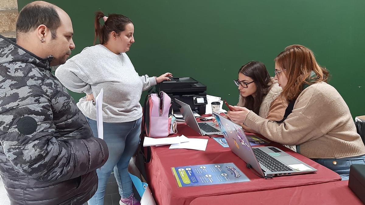 Por la izquierda, Carla Ancares y Diego Buceta, atendidos por María Fuertes y Alba Peón para hacerse con sus entradas