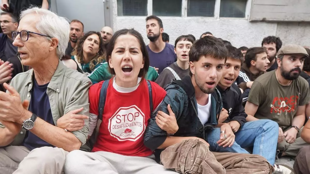 Aplazado al martes el desahucio de una mujer y sus cuatro hijos para darle un piso alternativo en A Coruña: "Nuestra lucha no acaba"
