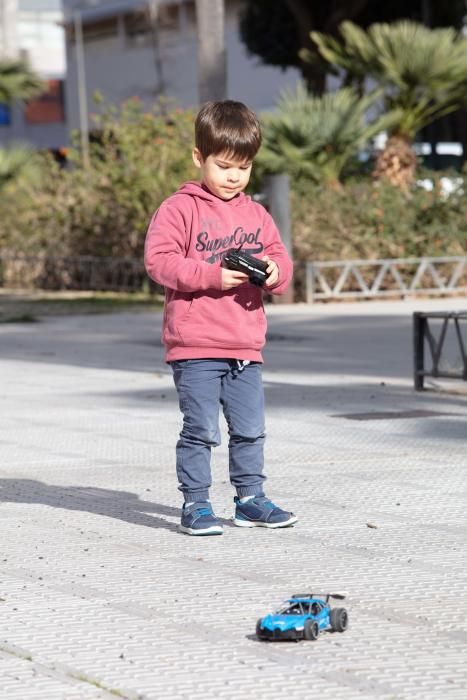 Los parques infantiles de Ibiza, como el del bulevar Abel Matutes, acogen a decena de niños que acuden para estrenar sus nuevos juguetes