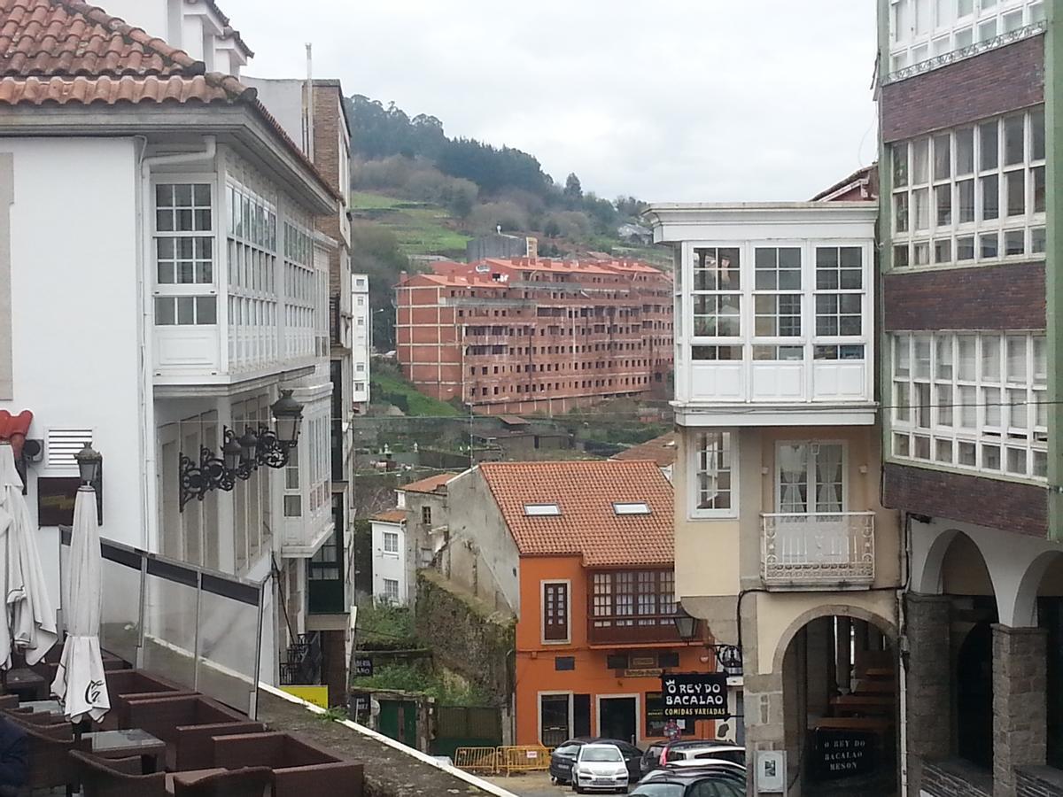 EL EDIFICIO MANDEO 50, AL FONDO, Y, EN PRIMER TERMINO, VIVIENDAS DEL CASCO HISTORICO BETANCEIRO. EDIFICIOS. URBANISMO