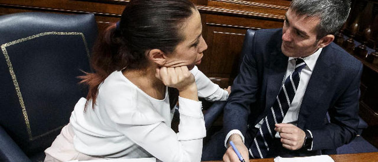 El presidente Fernando Clavijo y la vicepresidenta Patricia Hernández en sus escaños durante el pleno del Parlamento.