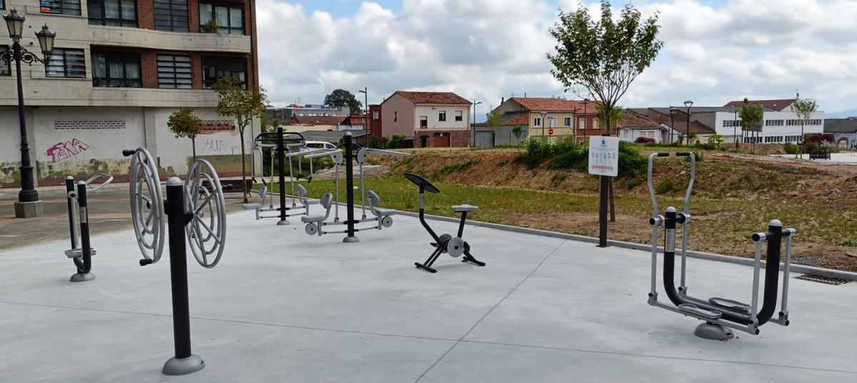 Los aparatos de gerontogimnasia instalados por las promotoras.