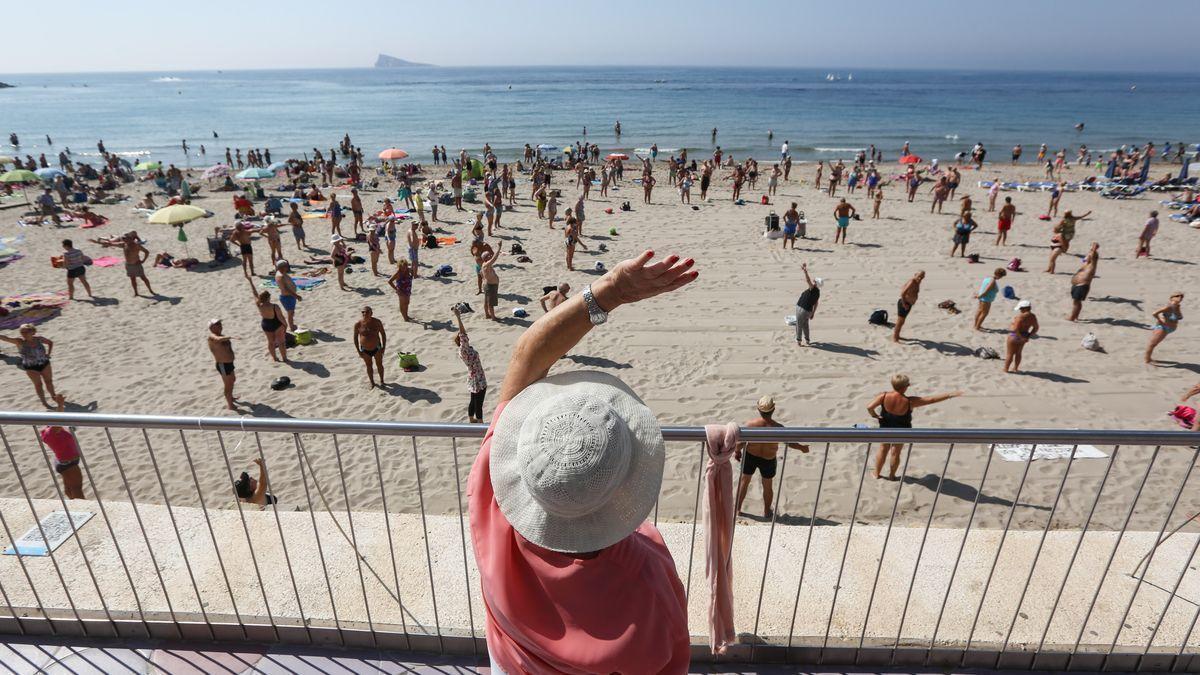 Turistas del Imserso haciendo gimnasia en una playa de Benidorm / david revenga