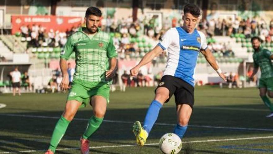 Enric Gallego presiona al herculano Salinas durante el Cornellà-Hércules de la primera vuelta.