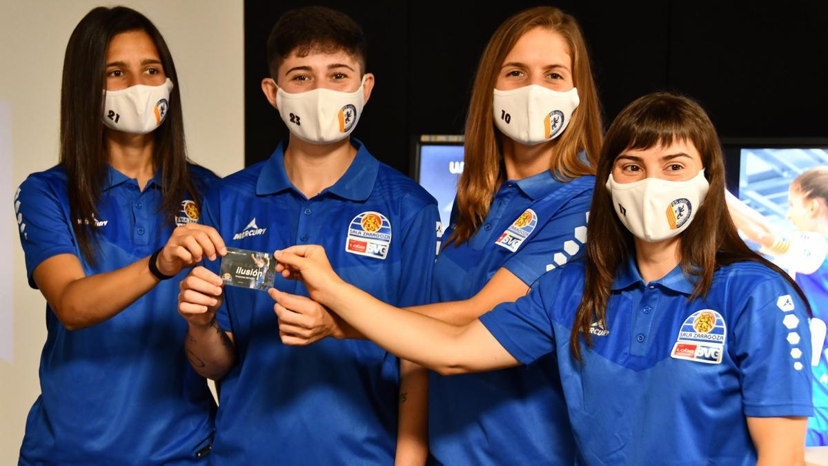 Las jugadoras del Sala Zaragoza posan con el abono en el acto de presentación