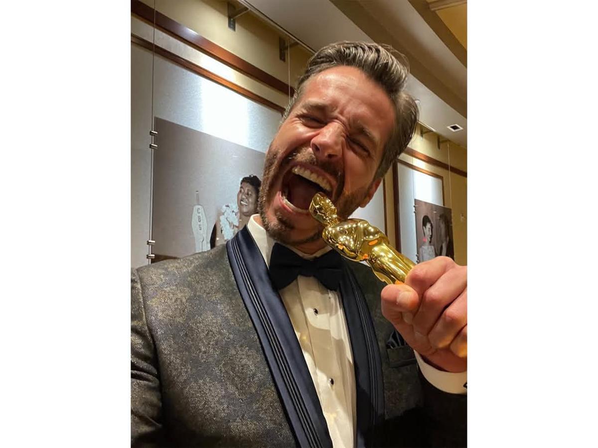 Damián Perea con el Oscar que ganó el cortometraje ‘A la sombra del ciprés’.