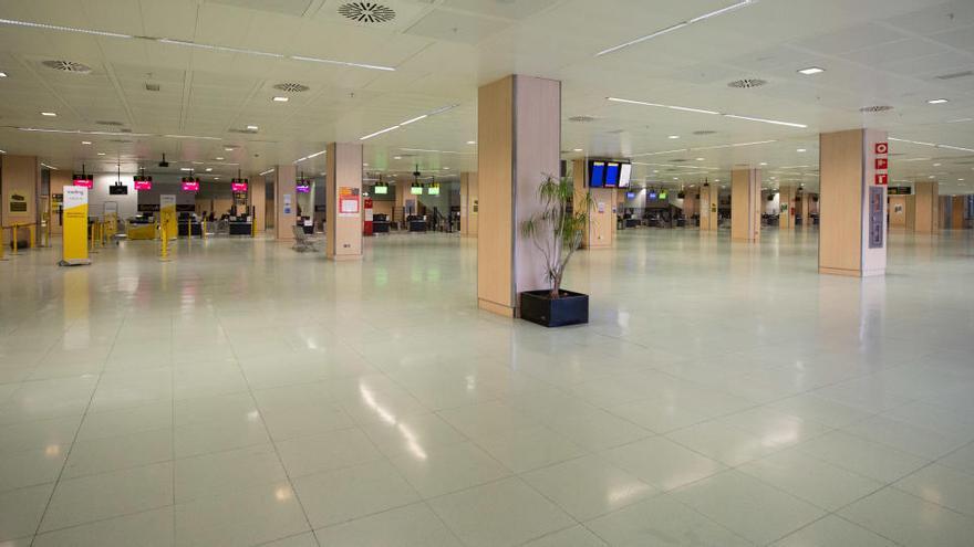 El aeropuerto de Ibiza, vacío en pleno estado de alarma