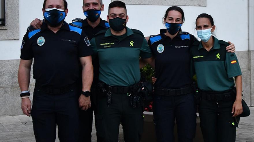 El jefe de la Policía Local de Cambre, segundo por la izquierda, tras un homenaje a compañeros. |   // L. O.