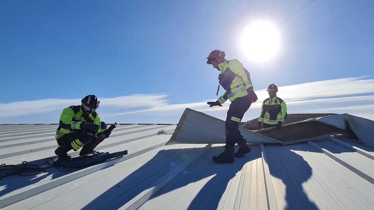 Los bomberos de Ibiza retiran las planchas del tejado del polideportivo del IES Algarb.