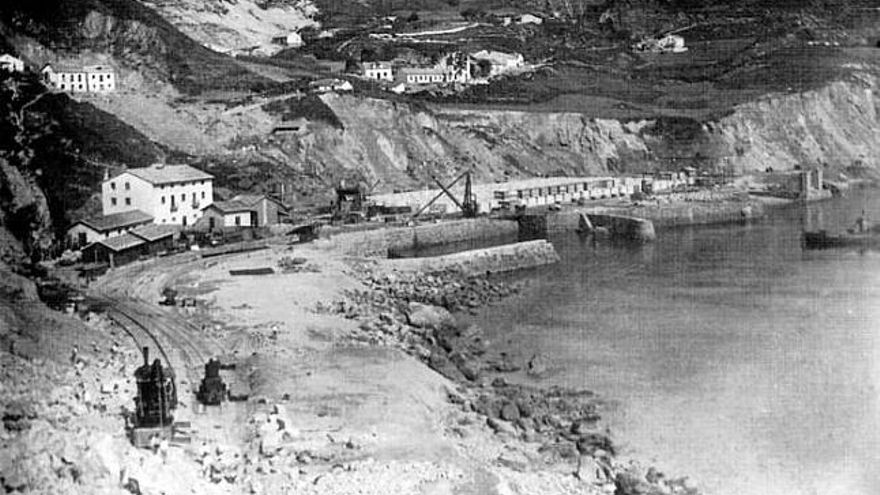 Foto de autor desconocido de la playa del Muselín al abrigo de Piedra Lladra (al fondo, a la derecha), a principios de la construcción del puerto de El Musel.