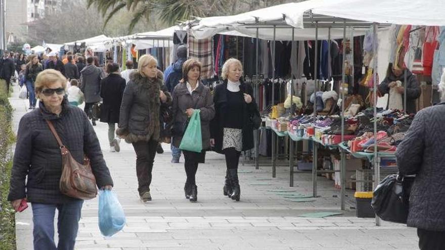 El mercadillo, ayer, en Moaña. // S.A.