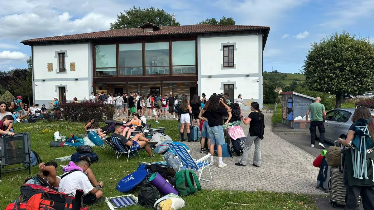 Los primeros "bombis" ya están en Llanera: más de 50 autobuses llegan hoy a La Morgal desde toda España