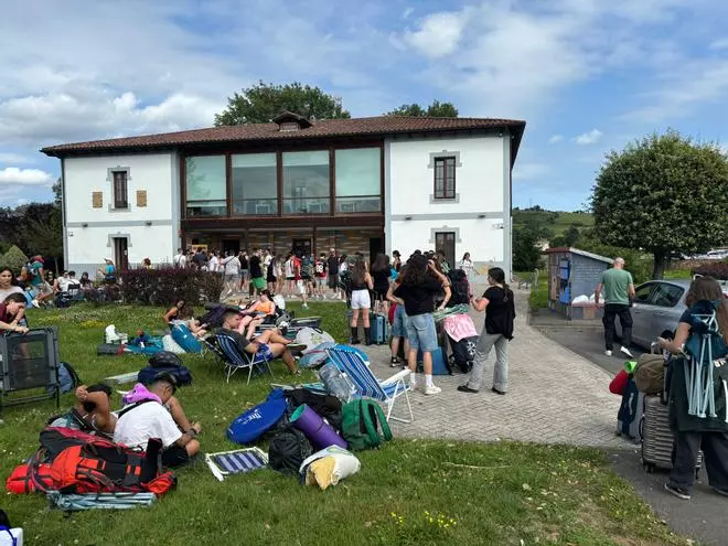 Comienzan a llegar los bombis a Llanera: así está siendo el desembarco de jóvenes para el gran festival del verano