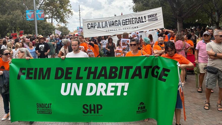 Miles de personas salen a las calles de Palma contra la caída de los decretos de vivienda