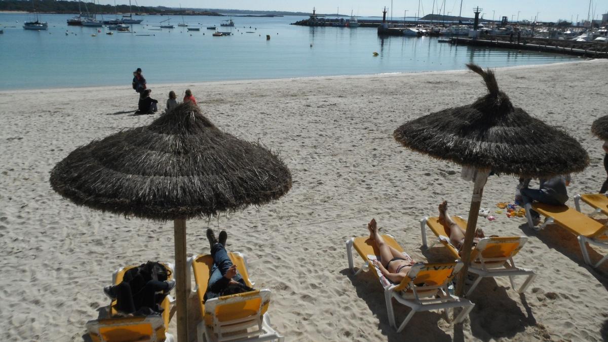 Imagen de la playa de la Colònia de Sant Jordi, donde estará prohibido hacer nudismo y fumar.