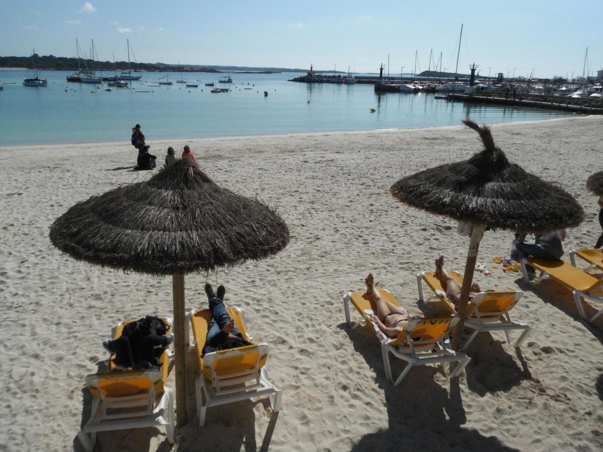 Imagen de la playa de la Colònia de Sant Jordi, donde estará prohibido hacer nudismo y fumar.