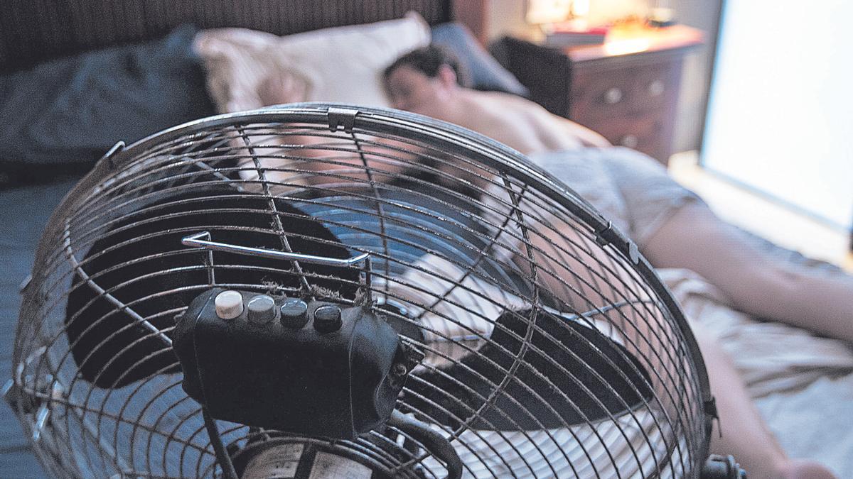 El aumento de temperaturas dificulta el descanso nocturno.03/08/2017 ALICANTE.- Ola de calor. Una mujer duerme junto al ventilador en una de las noches tropicales que esta sufriendo Alicante / FOTO: ALEX DOMINGUEZ