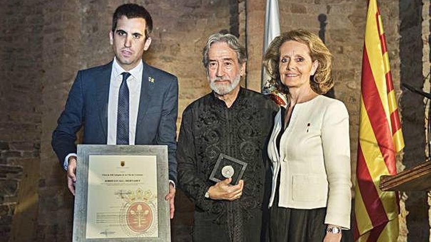 Jordi Savall rep el títol de la mà de la consellera de Cultura, Mariàngela Vilallonga, i de l&#039;alcalde, Ferran Estruch