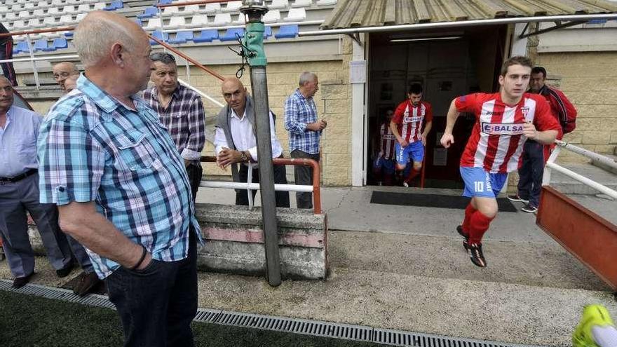 José Luis &quot;Pepín&quot; Cueva, presidente de L&#039;Entregu, en primer término, en un partido de su equipo.