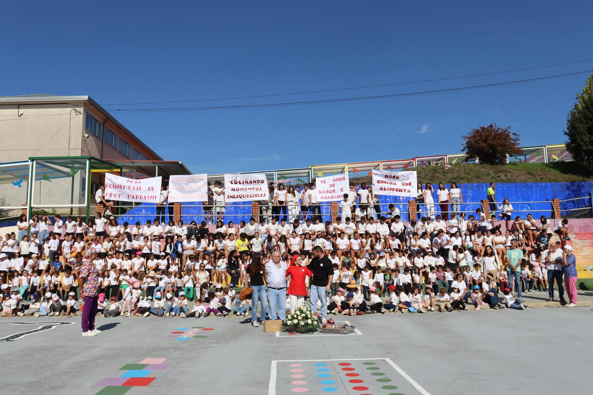 El homenaje a Rosa Isorna Portugués, que se jubila a los 72 años después de 46 ejerciendo como cocinera y «segunda madre» en el CPI Progreso de Catoira.