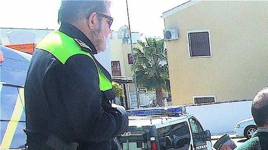 Cortijo, a izquierda, antes de dejar la Policía, con el arma al cinto