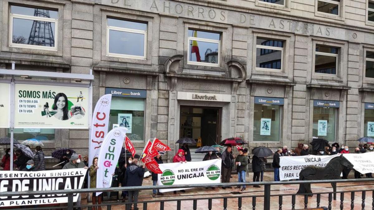 Concentración ayer en Oviedo contra el ERE de Unicaja.