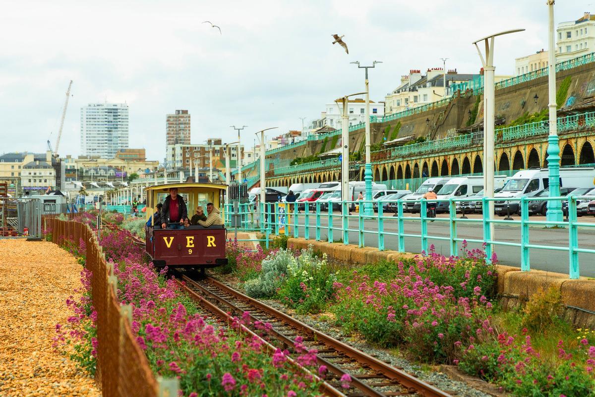 Pasajeros a bordo del Volk's Electric Railway