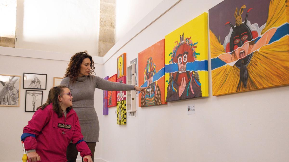 Yaiza, junto a su madre, en una exposición.