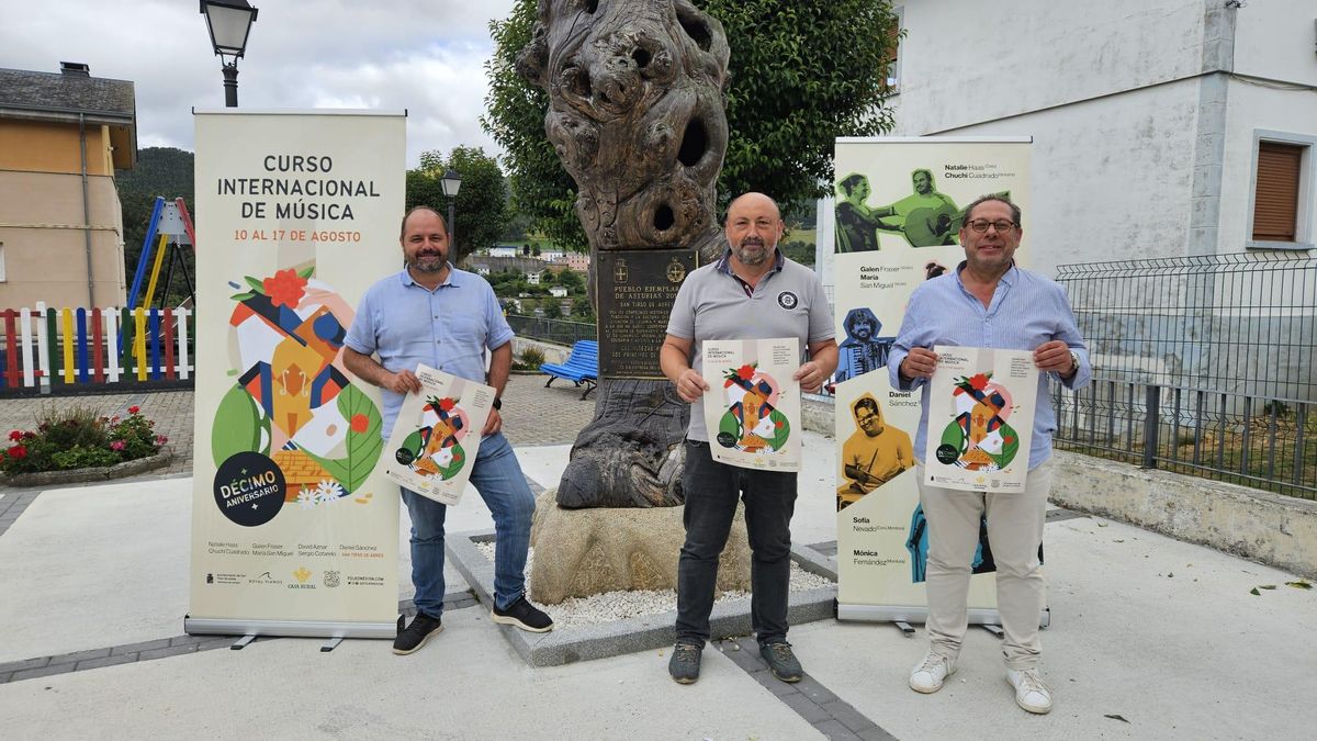 Ángel Prieto, Juan Carlos Parapar y el músico Iose Valencia en la capital santirseña.