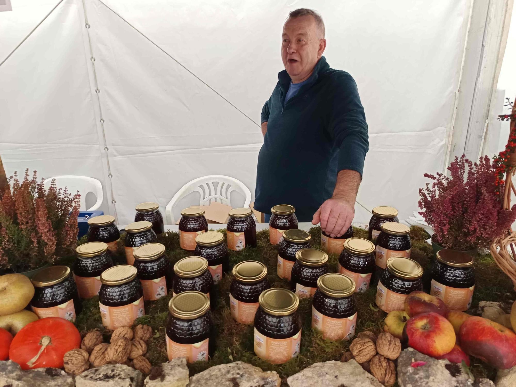 En imágenes: La lluvia no frena la XX Feria Regional de Quesos