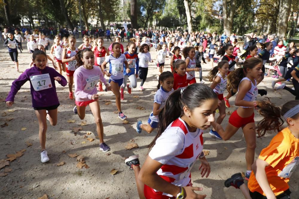 Más de 1.100 jóvenes atletas desafían a las bajas temperaturas para participar en la tradicional carrera de cross escolar.