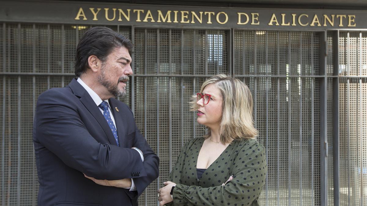 El alcalde, Luis Barcala, y la vicealcaldesa, Mari Carmen Sánchez, conversan a las puertas del Ayuntamiento, en una imagen de archivo