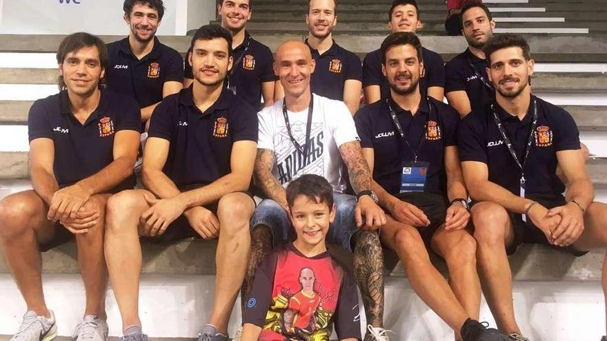 El hijo de Jorge, Javier, junto a los jugadores de la selección española de hockey sobre patines en el Campeonato de Europa de Oliveira de Azemeis.