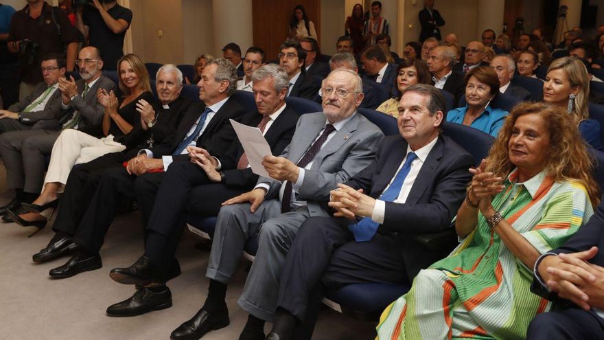 Caballero (2d.) y Rueda (4d.), con Font, Almuiña, Fernández-Tapias, el obispo Fiuza, Borrás y Silva, en el acto del Círculo donde públicamente ambos expresaron su deseo de reconducir las relaciones. | // R.G.