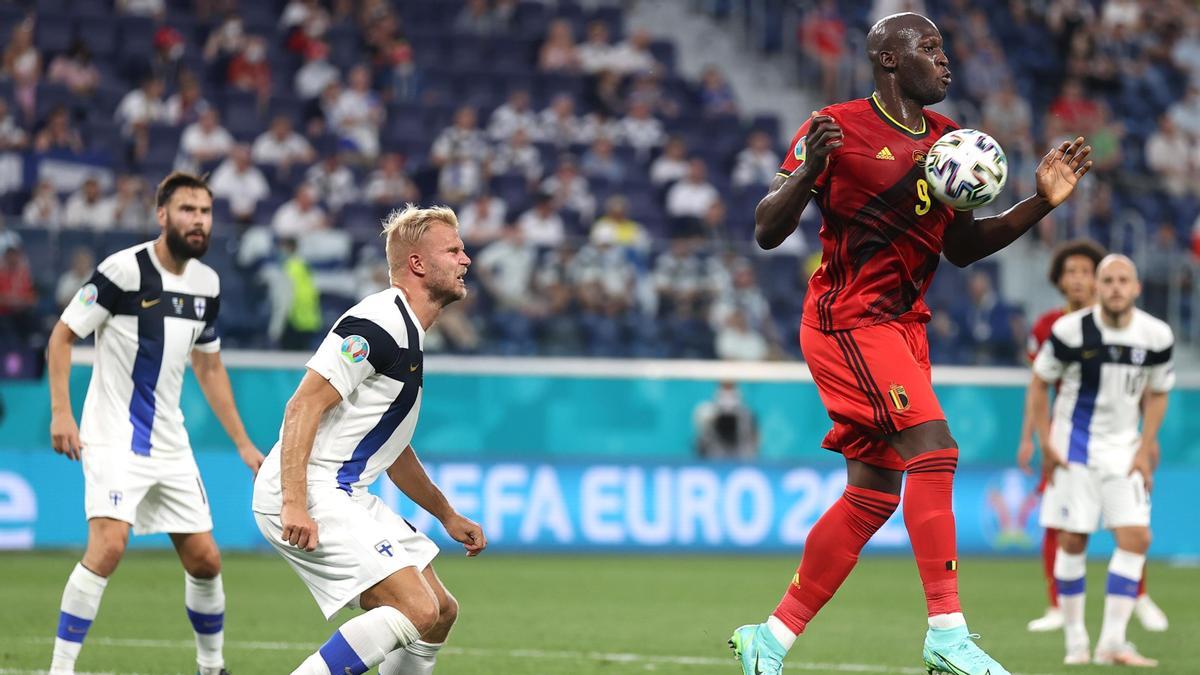 Romelo Lukaku controla un balón con el pecho.