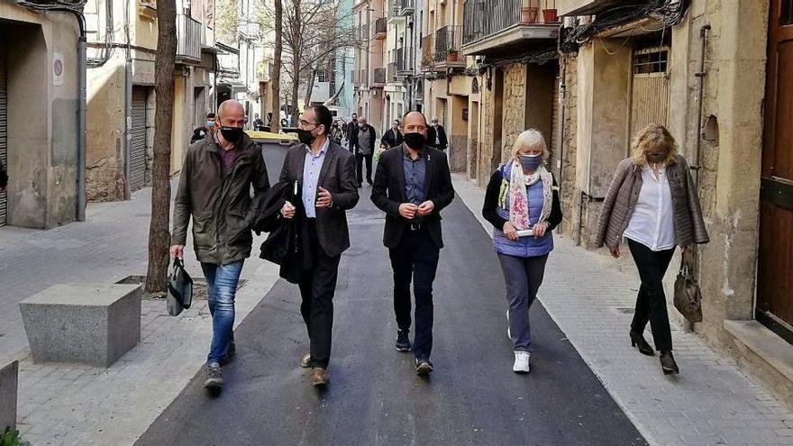 Passeig de les autoritats i del veïnat pel carrer de les Escodines amb el paviment renovat, ahir al matí