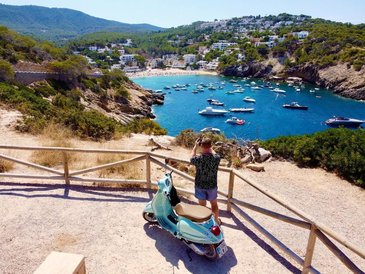 La ubicación y los servicios del hotel son importantes para mejorar tu experiencia en Ibiza.