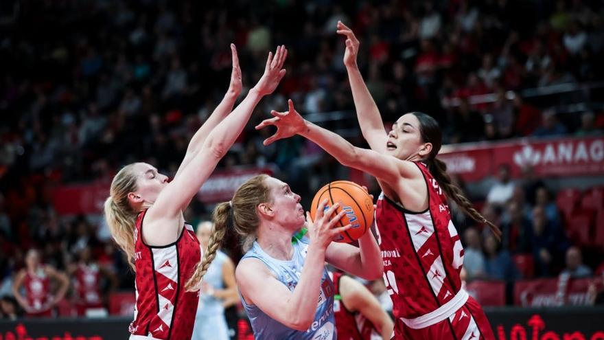 Dornstauder, del Celta Femxa Zorka, presionada por dos jugadoras del Zaragoza. | Esther Casas