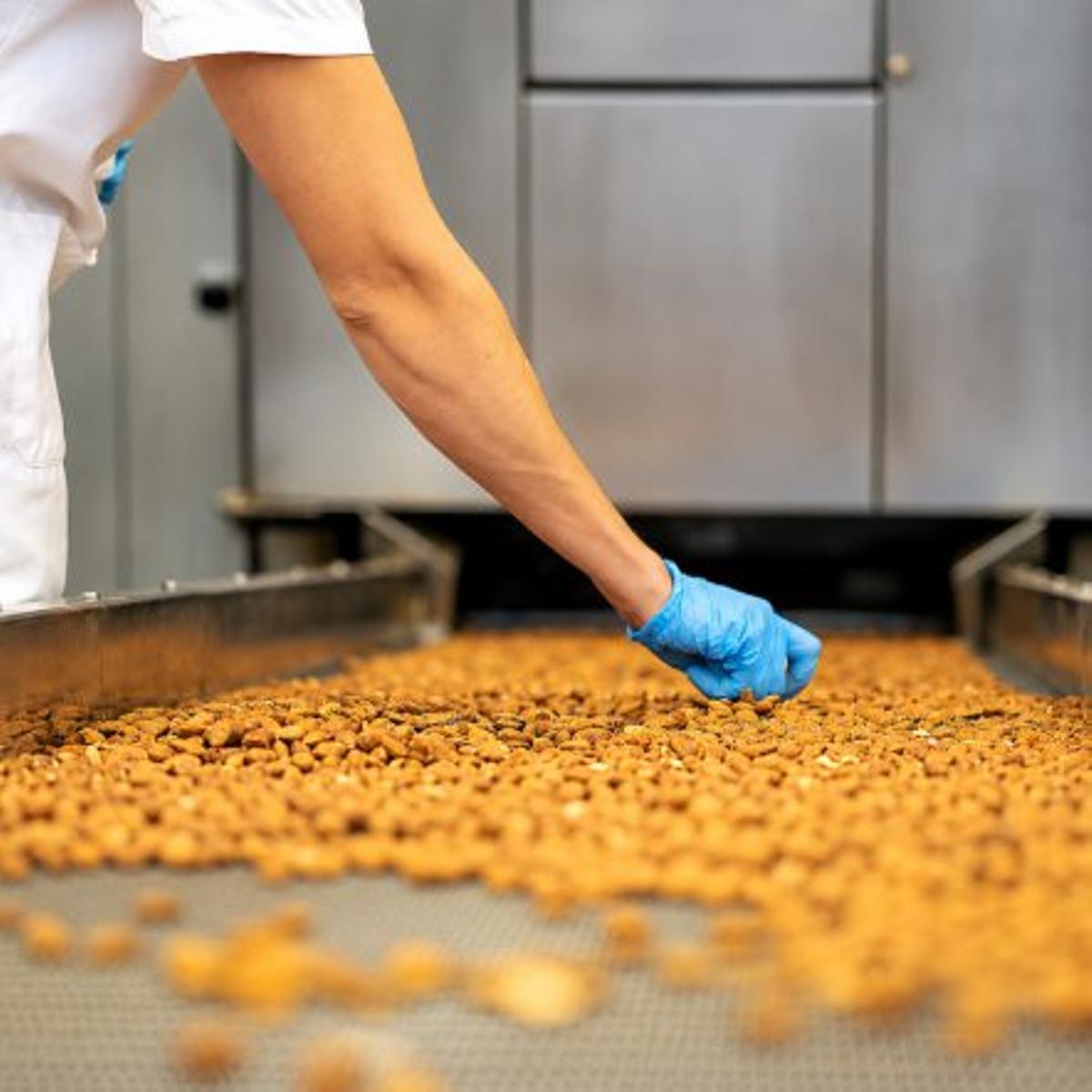 Proceso de tostado de almendras.