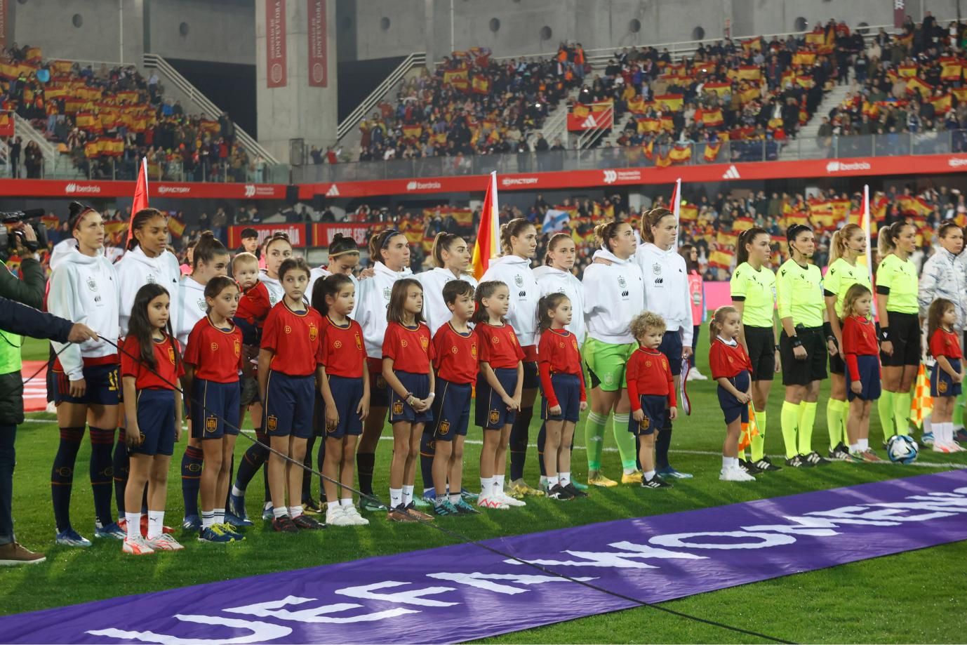 La afición se vuelca con las campeonas del mundo