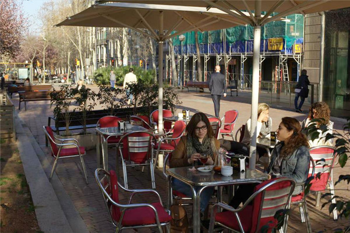 Clients en una terrassa de l’avinguda de Mistral.